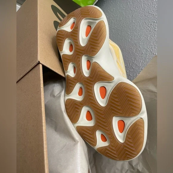 Adidas Yeezy 700 V3 - Picture 6 of 6